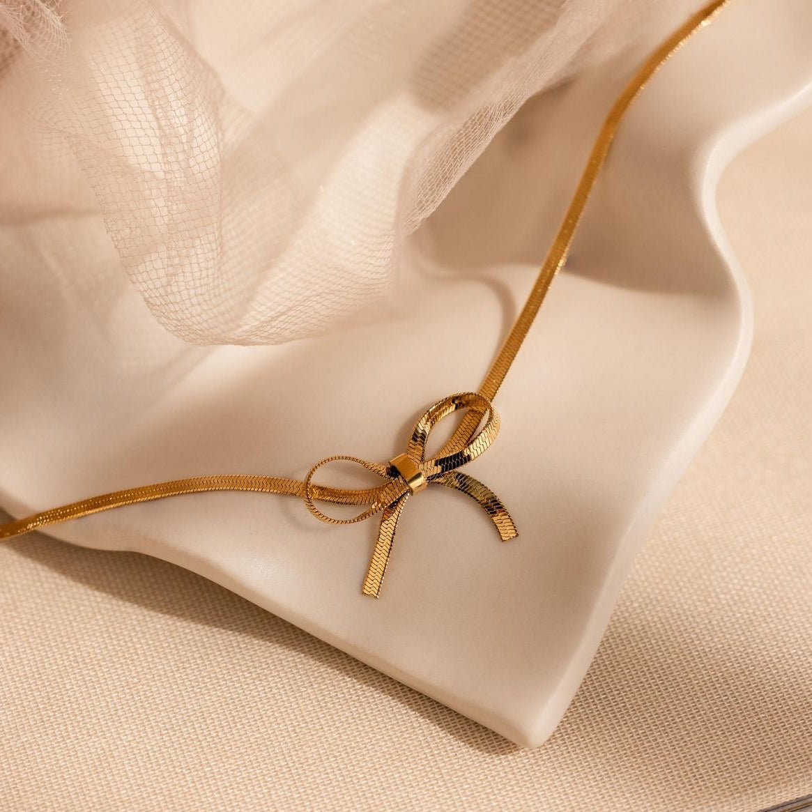 Pretty knot necklace