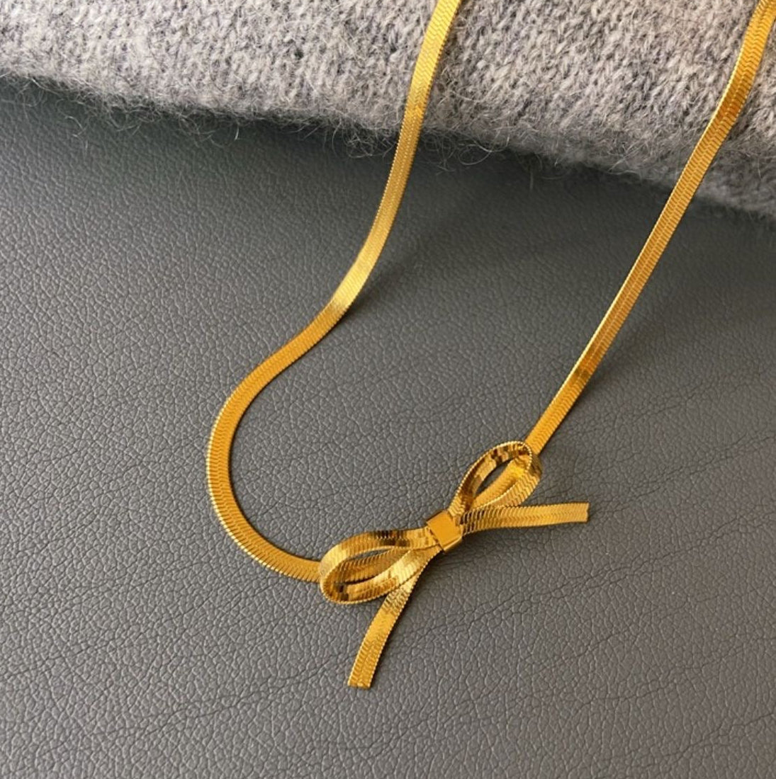 Pretty knot necklace